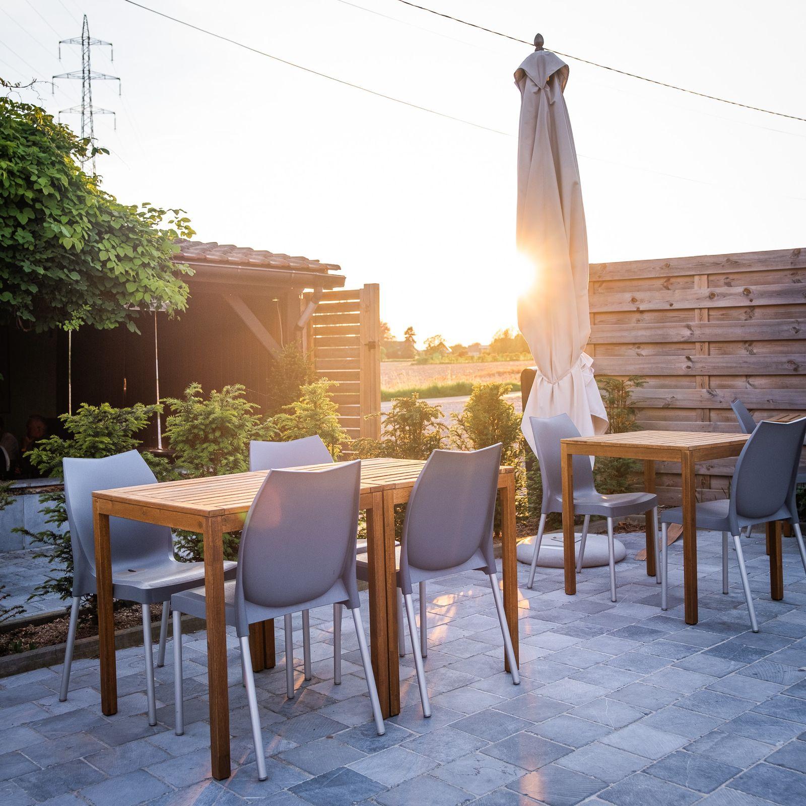 La terrasse de La Bergerie au coucher du soleil