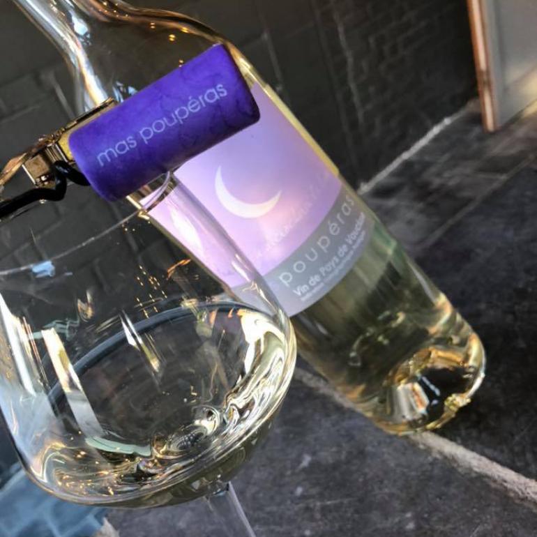 Service du vin blanc au verre